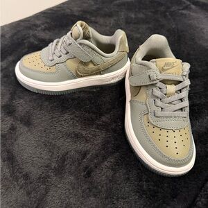 Nike Kids Sneakers in Gray and Khaki